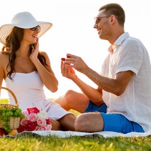 Man proposing to girlfriend on picnic